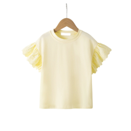 Mooi uitgewerkt shirtje in het geel .