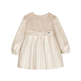 Prachtige velvet jurk in het beige van Mayoral.