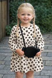 Heerlijk jersey jurkje met tasje in het zandkleur .