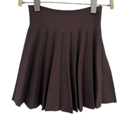 Mooi fijn gebreid  plooirokje in het bruin.