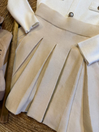 Fijn gebreid plooirokje in het zandkleur .