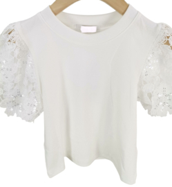 Mooi uitgewerkt shirtje met kant in het offwhite .