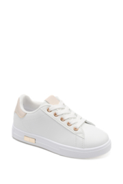 Mooie witte sneaker met goud en zandkleur afgewerkt.