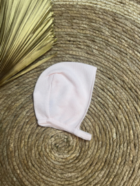 Prachtig fijn gebreid bonnet mutsje van Mac Ilusion in de kleur roze/petalo.