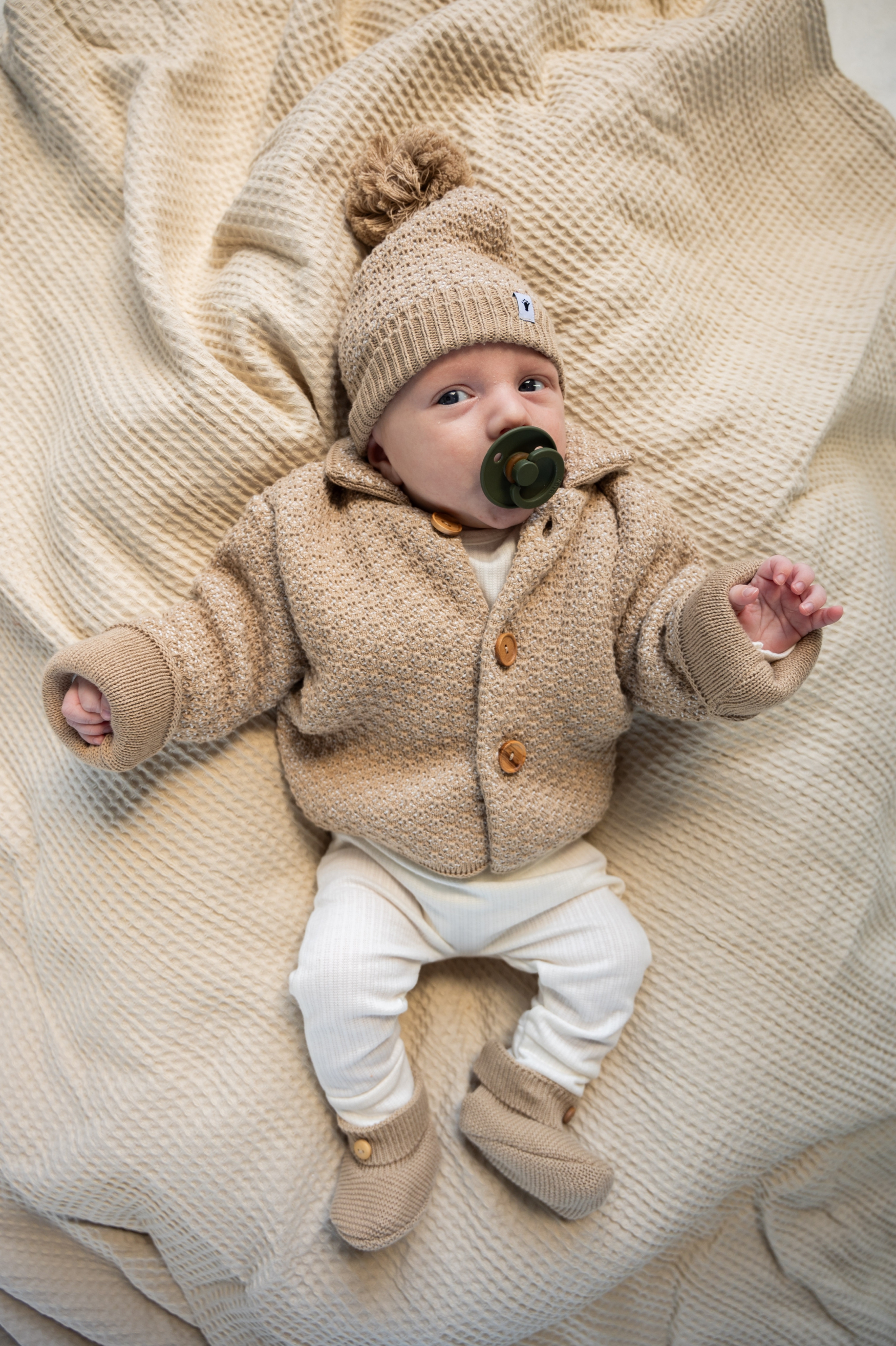 Rib broekje offwhite van klein baby.