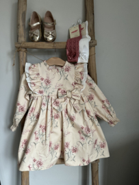 Mooie uitgewerkte jurk van Camellia Boutique met bloemenmotief.