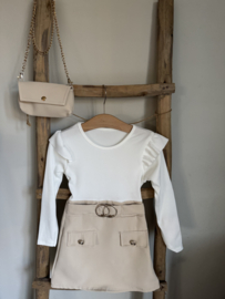 Mooi uitgewerkt jurkje met tasje in het zandkleur/offwhite.