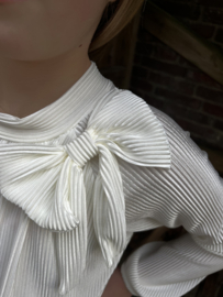 Mooie offwhite blouse met strik bij de hals.