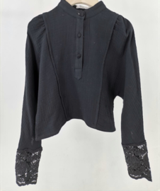 Prachtig uitgewerkt blouse/truitje in het zwart.
