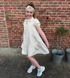 Mooi uitgewerkt katoenen jurkje met strik in het zandkleur.