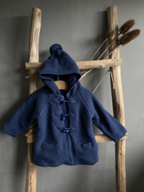 Prachtige houtje touwtje vest jasje in het donkerblauw.