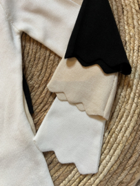Fijn gebreid truitje met een mooie hals en uitlopende mouwen in offwhite.