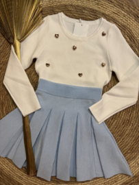 Fijn gebreid plooirokje in het lichtblauw.