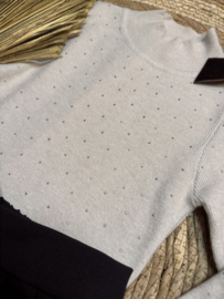 Mooi zandkleurig truitje met strass steentjes .