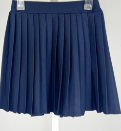 Fijn  plooirokje met een mooie boord in het donkerblauw .