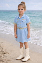 Mooie lichtblauwe katoenen jurk met riem.