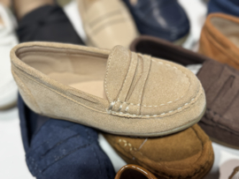 Suède look loafers in het zandkleur .
