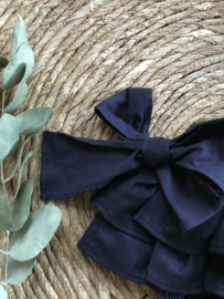 Prachtige uitgewerkte donkerblauwe bloomer met 2 strikken.