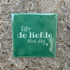 Tegeltje groen "vier de liefde elke dag"