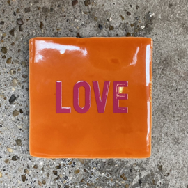 Tegeltje oranje "Love"