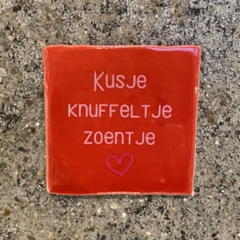 Tegeltje rood "kusje, knuffeltje, zoentje”