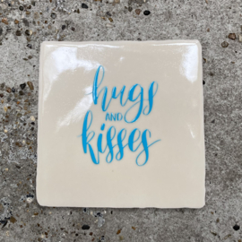 Tegeltje crème “hugs and kisses”