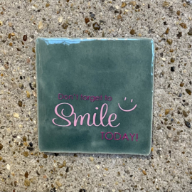 Tegeltje groen "don't forget to smile"