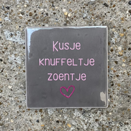 Tegeltje antraciet "kusje knuffeltje zoentje"