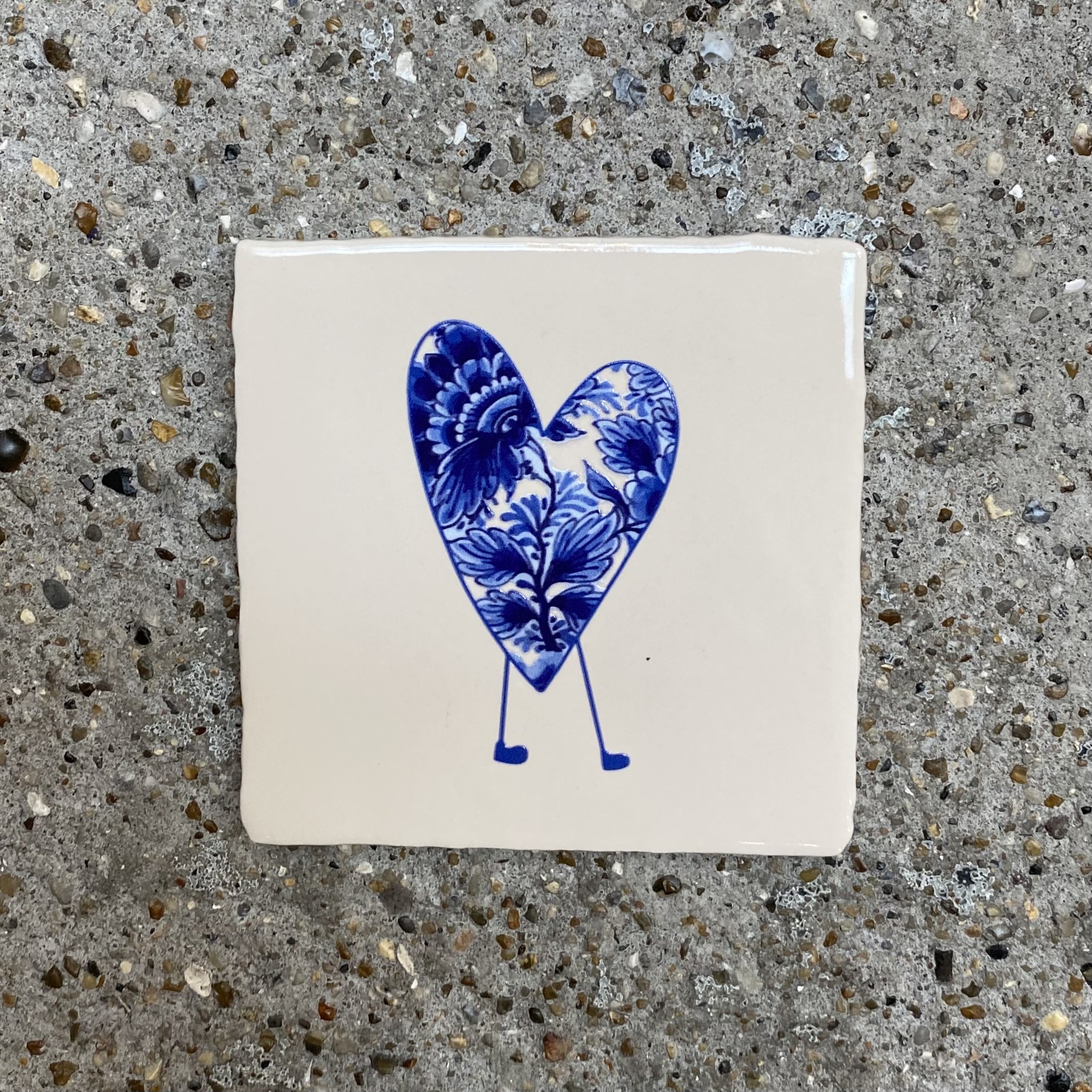 Tegeltje Delfts blauw hartje op pootjes