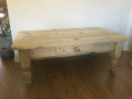 Robuuste salontafel.