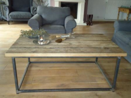 Salontafel ( Stalen frame met houten blad ).