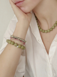 Soi Petite Rhodonite Stretch Bracelet – zachte elegantie met een bijzondere betekenis