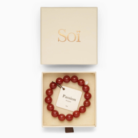 Soi Chunky Red Jade Stretch Bracelet – een krachtig statement in rood en goud
