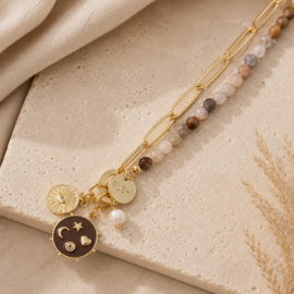 Ketting met halfedelstenen, goudkleurige details en bedels