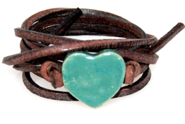Armband echt leer met keramiek hart groen