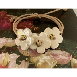 Armband echt leer met keramiek bloemen wit