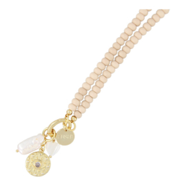 Fushi ketting met beige halfedelstenen en ronde bedels