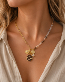 Ketting met halfedelstenen, goudkleurige details en bedels