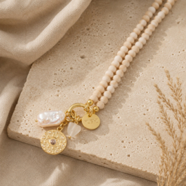 Fushi ketting met beige halfedelstenen en ronde bedels