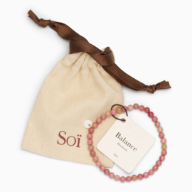 Soi Petite Rhodonite Stretch Bracelet – zachte elegantie met een bijzondere betekenis