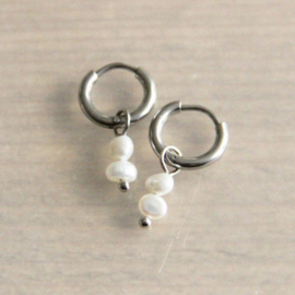 Oorring met twee zoetwaterpareltjes