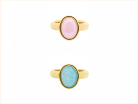 Qoss ring Door  Goudkleur Maat 17
