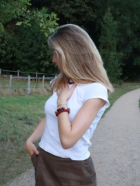 Soi Chunky Red Jade Stretch Bracelet – een krachtig statement in rood en goud