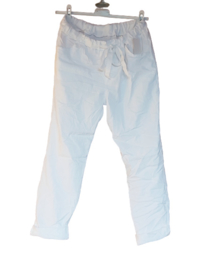Stretch broek  in de kleur wit grijs of roze.