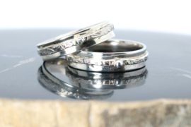 Ring with hammered band