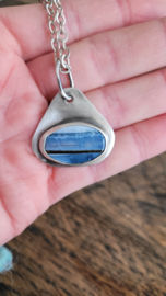 HANGER MET BLAUWE OPAAL