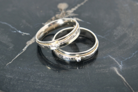 Ring with hammered band