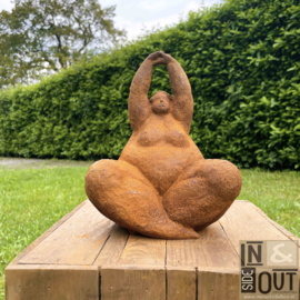 Dikke dame in yoga houding - Tuinsculptuur