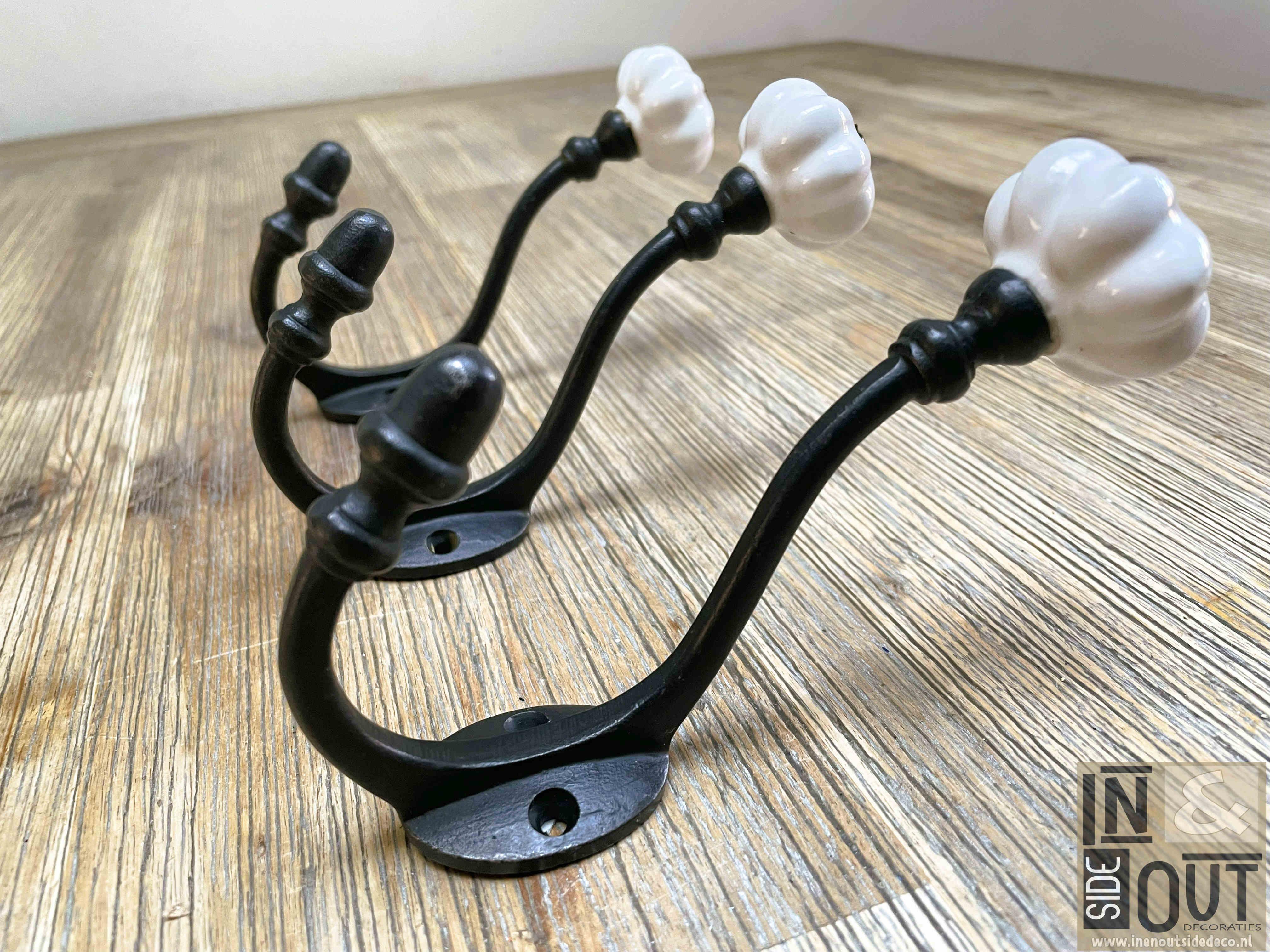 Gietijzeren Kapstokhaak | Klassiek & Rustiek met Porseleinen Knop