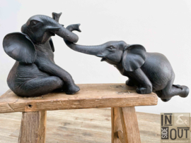 Twee spelende olifanten - Polystone